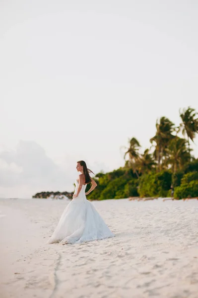 Krásná nevěsta na pláži na ostrově — Stock fotografie