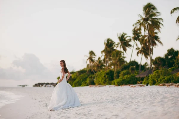 Невеста на пляже острова — стоковое фото