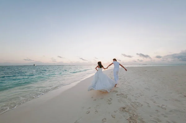 Wedding couple on the beach on the island — Stock Photo, Image