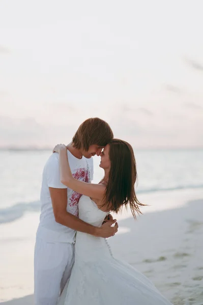 Casamento casal na praia na ilha — Fotografia de Stock