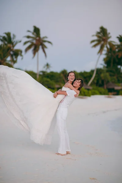 Wedding couple on the beach on the island — Stock Photo, Image