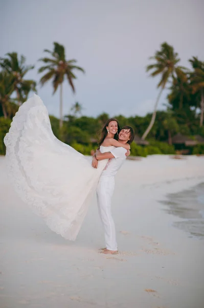 섬에 있는 해변에 결혼식 한 쌍 — 스톡 사진
