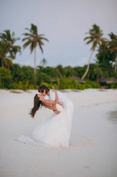 Bruidspaar op het strand op het eiland — Stockfoto