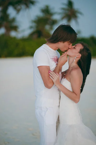 Bröllopsparet på stranden på ön — Stockfoto