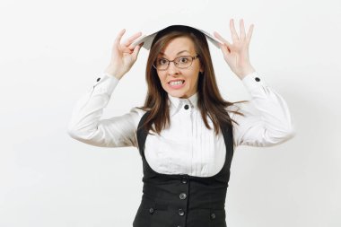 Siyah takım elbise beyaz gömlek gözlük başındaki beyaz arka plan üzerinde izole iş belgelerle şok çapraşık beyaz genç Kahverengi saç iş kadını. Yöneticisi veya işçi. Kopya alanı reklam için.