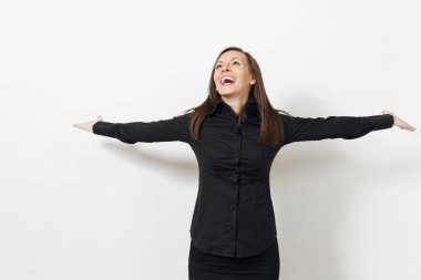 Güzel mutlu beyaz genç gülümseyen Brown-iş kadın siyah klasik gömlek ve etek eller yayılan beyaz arka plan üzerinde izole. Yöneticisi veya işçi. Kopya alanı reklam için.