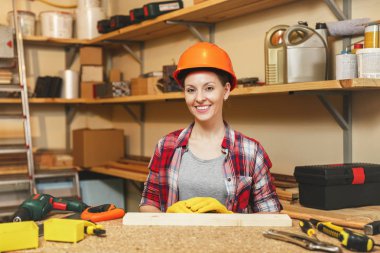 Güzel beyaz genç kahverengi saçlı kadın ekose gömlekli, gri 