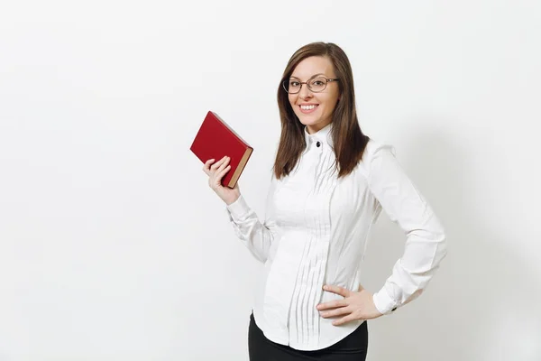 Bonita feliz caucasiano jovem sorridente mulher de negócios de cabelos castanhos em camisa branca óculos de saia preta com livro vermelho isolado no fundo branco. Gerente, trabalhador, estudante. Espaço de cópia para propaganda . — Fotografia de Stock