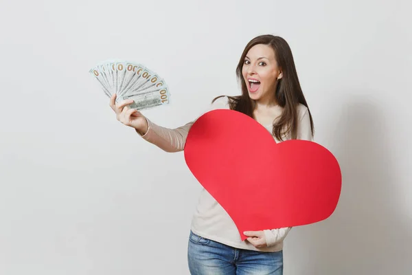 Schöne lächelnde Frau mit großem roten Herz, Bündel von Bargelddollars auf weißem Hintergrund. Kopierfläche für Werbung. Platz für Text. St. Valentinstag oder Internationaler Frauentag. — Stockfoto