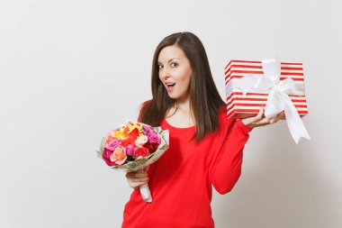 Kırmızı giysili güzel gül buket tutan genç güzel kadın beyaz arka plan üzerinde izole hediye kutusu mevcut. St Sevgililer günü, Dünya Kadınlar günü doğum günü tatil kavramı
