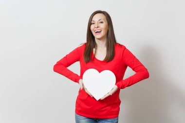 Büyük beyaz kalp beyaz arka plan üzerinde izole elinde tutan kırmızı giysili güzel bir kadın. Reklam için yer kopyalayın. Metin için yer ile. Sevgililer günü veya Dünya Kadınlar Günü kavramı.