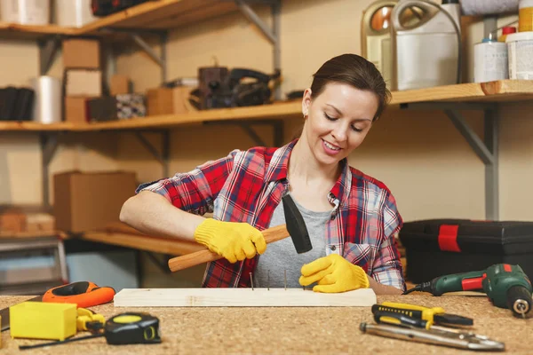 Belle caucasienne jeune femme aux cheveux bruns en chemise à carreaux, gris — Photo