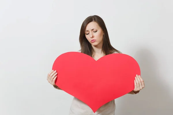 Triste triste triste mujer sosteniendo gran corazón rojo en las manos isolat — Foto de Stock