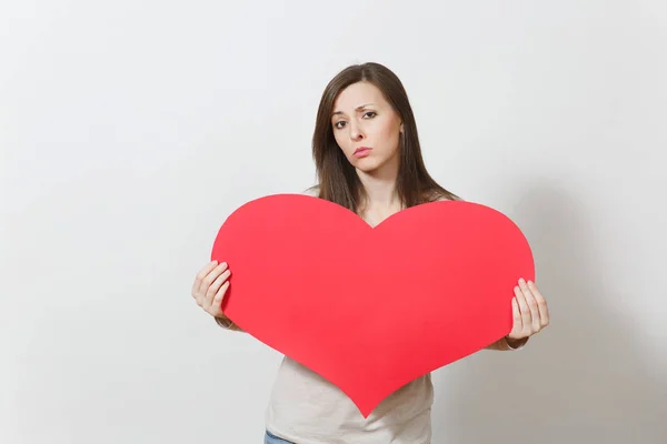 Triste triste triste mujer sosteniendo gran corazón rojo en las manos isolat — Foto de Stock