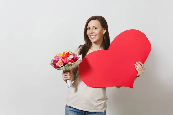 Junge hübsche Frau mit einem großen roten Herz, einem Strauß schöner Rosen auf weißem Hintergrund. Kopierfläche für Werbung. Platz für Text. St. Valentinstag oder Internationaler Frauentag — Stockfoto