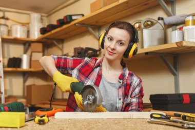 Ekose gömlek, gri T-shirt, gürültü insul genç kahverengi saçlı kadın