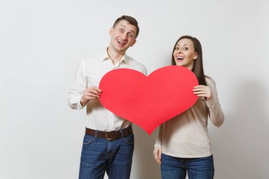 İki aşık. Büyük kırmızı kalpli beyaz arka plan üzerinde izole kadın ve erkek. Reklam için yer kopyalayın. Metin için yer ile. St. Valentine's gün Dünya Kadınlar günü doğum günü tatil kavramı