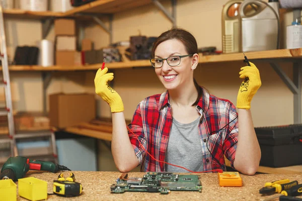 Πολύμετρο για ηλεκτρολόγο. Όμορφη νεαρή γυναίκα σε κίτρινα γάντια, γυαλιά ψηφιακός Ηλεκτρονικός Μηχανικός επισκευή, συγκόλληση υπολογιστή μητρική πλακέτα υπολογιστή σε ημερίδα στο ξύλινο τραπέζι με διαφορετικά εργαλεία. — Φωτογραφία Αρχείου