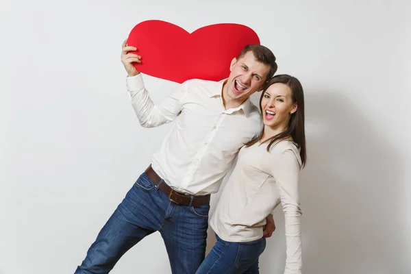 Una coppia innamorata. Uomo e donna con grande cuore rosso isolato su sfondo bianco. Copia spazio per pubblicità. Con spazio per il testo. Il Giorno di S. Valentino concetto di vacanza di compleanno di Festa Internazionale della Donna — Foto Stock