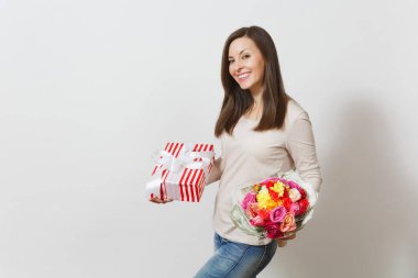 Genç güzel kadın güzel gül buket holding, hediye izole beyaz arka plan üzerinde mevcut kutusuyla. Reklam için yer kopyalayın. St Sevgililer günü veya Dünya Kadınlar Günü kavramı