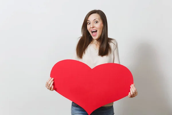 Vackra unga leende kvinna med stort rött hjärta i händerna iso — Stockfoto