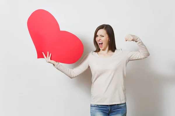 Frustrierte junge starke Frau hält großes rotes Herz in Händen — Stockfoto