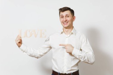Yakışıklı delikanlı aşk izole ahşap kelime beyaz arka planda tutan gömlekli. Reklam için yer kopyalayın. St. Valentine's Day, Dünya Kadınlar Günü, doğum günü, konsept tatil.