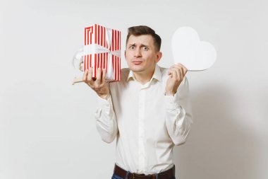 Genç gülümseyen yakışıklı büyük beyaz kalp, ahşap kelime aşk, mevcut kutusu hediye beyaz arka plan üzerinde izole ile tutarak eğlenceli. St. Valentine's Day, Dünya Kadınlar Günü, doğum günü, konsept tatil.