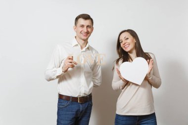 İki aşık. Adam, kadının kelime aşk, beyaz arka plan üzerinde izole büyük beyaz kalp ile. Reklam için. Metin için yer ile. St. Valentine's Day, Dünya Kadınlar günü doğum günü tatil kavramı