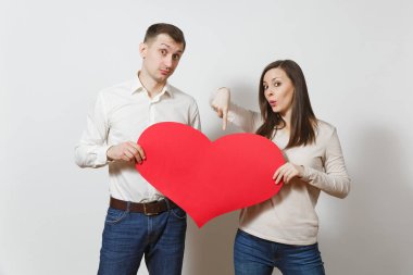 İki aşık. Büyük kırmızı kalpli beyaz arka plan üzerinde izole kadın ve erkek. Reklam için yer kopyalayın. Metin için yer ile. St. Valentine's gün Dünya Kadınlar günü doğum günü tatil kavramı