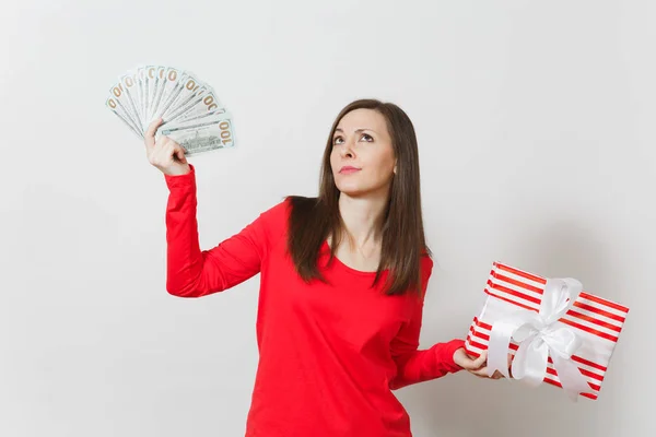Жінка тримає bundle готівку гроші долари, червоний присутній коробку з подарунок ізольовані на білому тлі. За реклами. День Святого Валентина, Міжнародного жіночого дня, Різдво, день народження, свято концепції — стокове фото
