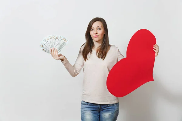 Сумна засмучена ледача жінка тримає велике червоне серце, пакет готівки — стокове фото