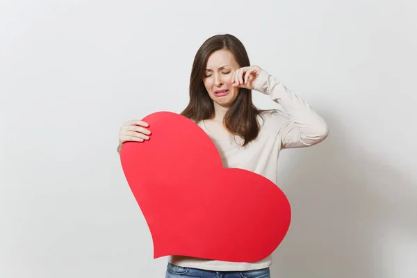 Triste triste lamentable llorando mujer sosteniendo gran corazón rojo — Foto de Stock