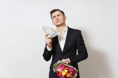 Şok üzgün adam güzel güller çiçek, buket demet izole beyaz arka plan üzerinde nakit para dolar ile takım elbiseli. Sevgililer günü, Dünya Kadınlar Günü, doğum günü tatil kavramı.