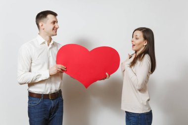 İki aşık. Büyük kırmızı kalpli beyaz arka plan üzerinde izole kadın ve erkek. Reklam için yer kopyalayın. Metin için yer ile. St. Valentine's gün Dünya Kadınlar günü doğum günü tatil kavramı