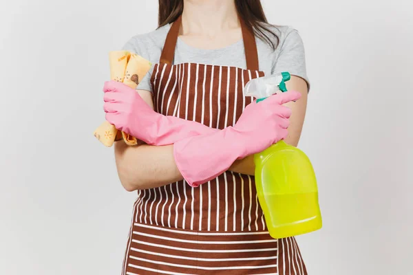 Close-up bijgesneden portret huisvrouw in roze handschoenen, gestreepte schort geïsoleerd op een witte achtergrond. Vrouw hand in hand gekruist, spuitfles met schonere vloeistof lap reinigen. Ruimte voor reclame kopiëren — Stockfoto