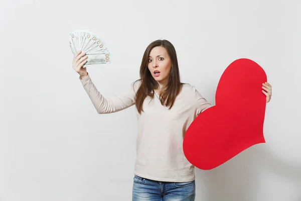 Сумна засмучена ледача жінка тримає велике червоне серце, пакет готівки — стокове фото