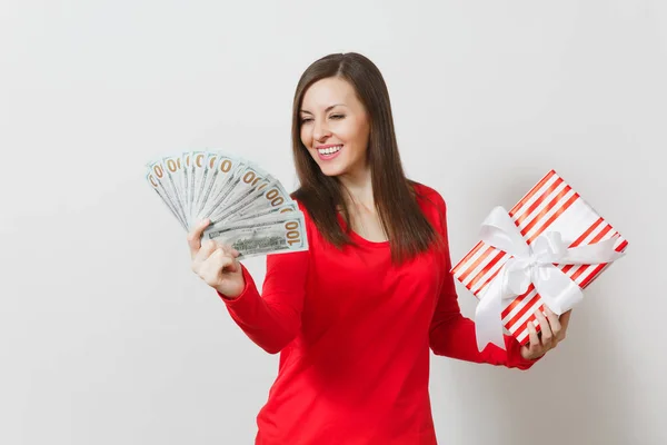 保持している女性バンドル現金ドル、白い背景で隔離の贈り物に赤いプレゼント ボックス。広告。聖バレンタインの日、国際女性の日、クリスマス、誕生日、休日の概念 — ストック写真