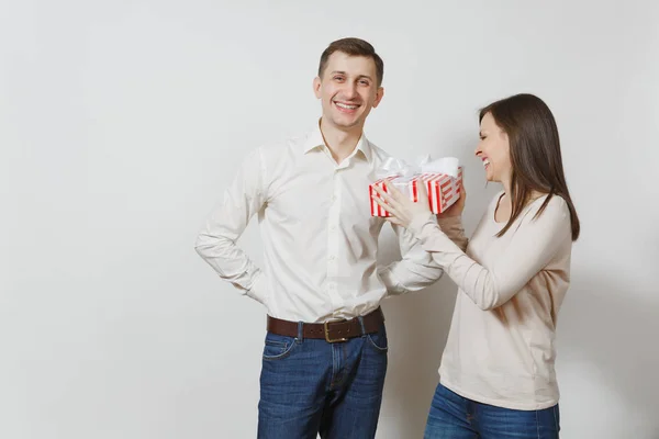 Linda pareja enamorada. Hombre dando mujer regalo caja con regalo aislado sobre fondo blanco. Copia espacio para la publicidad. Día de San Valentín, Día Internacional de la Mujer, cumpleaños, concepto de fiesta . —  Fotos de Stock