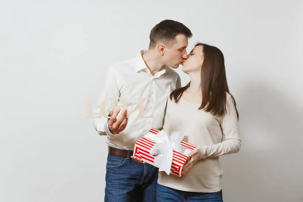 Bella coppia innamorata. Uomo, donna con parola in legno Amore, confezione regalo con regalo isolato su sfondo bianco. Per la pubblicità. Il Giorno di S. Valentino, il Giorno Delle donne Internazionale, il compleanno, il concetto di vacanza . — Foto Stock