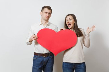 İki aşık. Büyük kırmızı kalpli beyaz arka plan üzerinde izole kadın ve erkek. Reklam için yer kopyalayın. Metin için yer ile. St. Valentine's gün Dünya Kadınlar günü doğum günü tatil kavramı