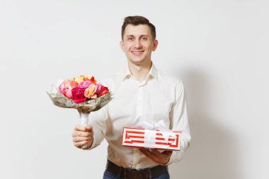 Yakışıklı delikanlı güzel güller çiçek, kırmızı mevcut kutusu buket hediye beyaz arka plan üzerinde izole ile tutarak gömlekli. St. Valentine's Day, Dünya Kadınlar günü doğum günü tatil kavramı.
