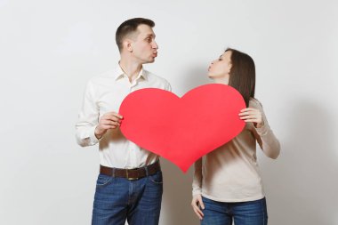 İki aşık. Büyük kırmızı kalpli beyaz arka plan üzerinde izole kadın ve erkek. Reklam için yer kopyalayın. Metin için yer ile. St. Valentine's gün Dünya Kadınlar günü doğum günü tatil kavramı