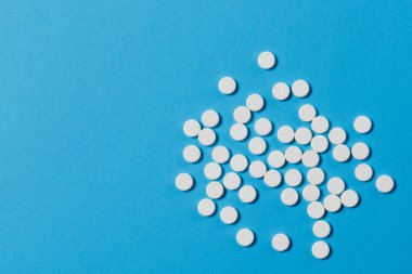 İlaç beyaz yuvarlak mavi renk arka plan üzerinde izole düzenlenmiş tablet soyut. Tasarım için aspirin hap. Sağlık, tedavi, seçim, sağlıklı yaşam kavramı. Kopya alanı reklam için.