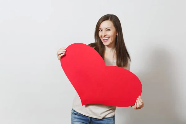 Hermosa joven sonriente mujer sosteniendo gran corazón rojo en las manos iso — Foto de Stock