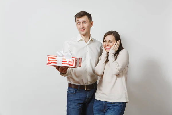 Bella coppia innamorata. Uomo dando donna regalo scatola con regalo isolato su sfondo bianco. Copia spazio per pubblicità. Il Giorno di S. Valentino, il Giorno Delle donne Internazionale, il compleanno, il concetto di vacanza . — Foto Stock