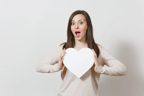 Mujer alegre bastante joven sosteniendo gran corazón blanco en manos aisladas sobre fondo blanco. Copia espacio para la publicidad. Con lugar para el texto. San Valentín o concepto del Día Internacional de la Mujer . — Foto de Stock