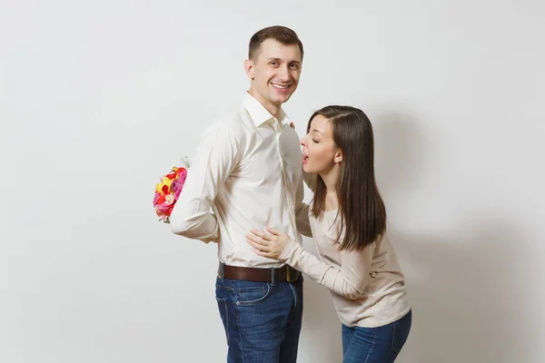 Pareja enamorada. Mujer mirando detrás del hombre que se esconde detrás de él ramo de hermosas rosas flores aisladas sobre fondo blanco. Día de San Valentín, Día Internacional de la Mujer concepto de fiesta de cumpleaños —  Fotos de Stock