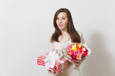 Genç güzel kadın güzel gül buket holding, hediye izole beyaz arka plan üzerinde mevcut kutusuyla. Reklam için yer kopyalayın. St Sevgililer günü veya Dünya Kadınlar Günü kavramı
