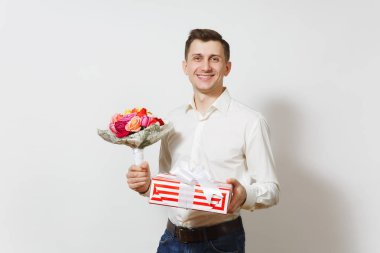Yakışıklı delikanlı güzel güller çiçek, kırmızı mevcut kutusu buket hediye beyaz arka plan üzerinde izole ile tutarak gömlekli. St. Valentine's Day, Dünya Kadınlar günü doğum günü tatil kavramı.
